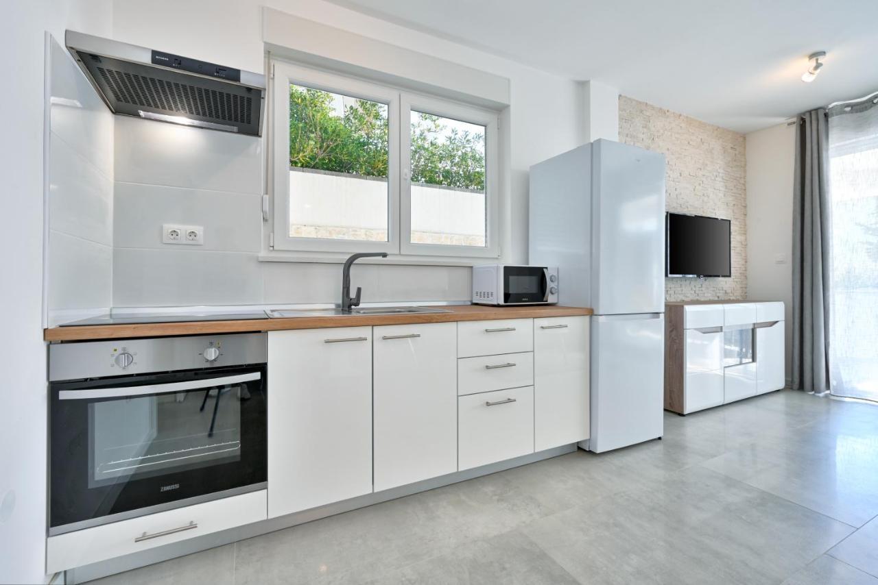 Relax Apartments Novalja Exterior photo